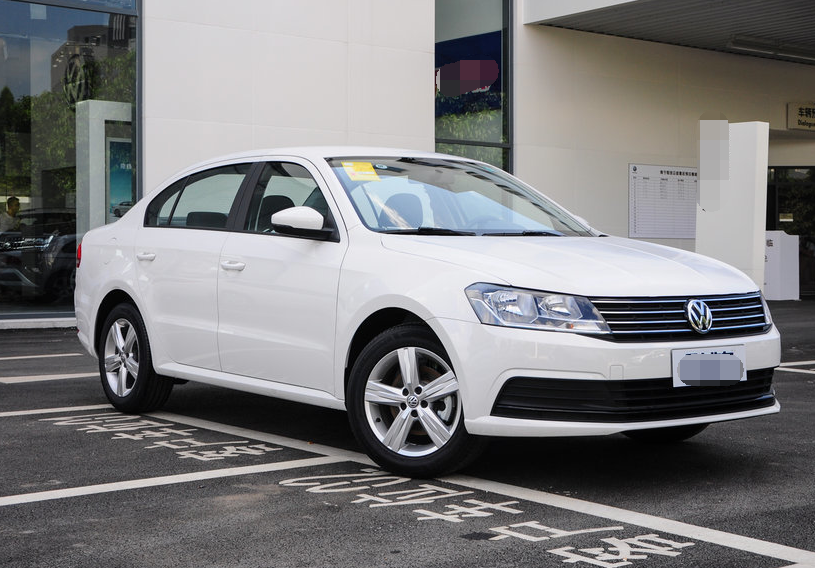 多么漂亮的小轿车呀,崭新,锃亮,帅气的车身熠熠闪光,像镜子一样都能照