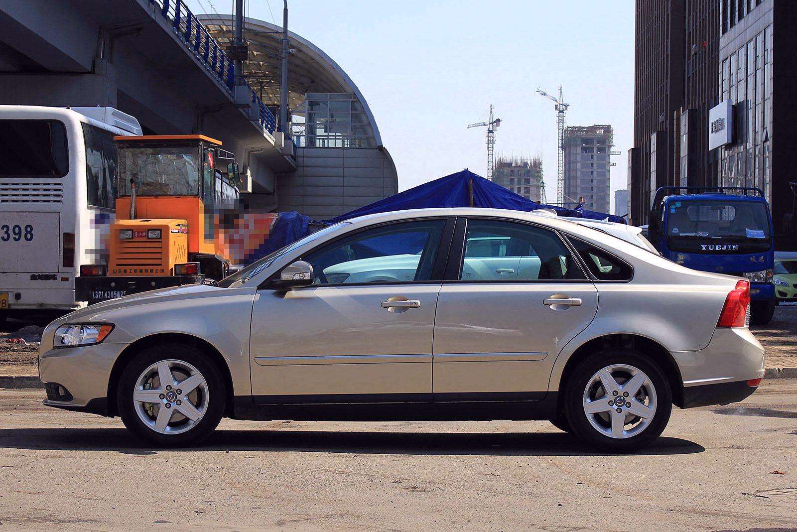 沃尔沃s40是一款很不错的车型,拥有独特的外观设计,气场非常足