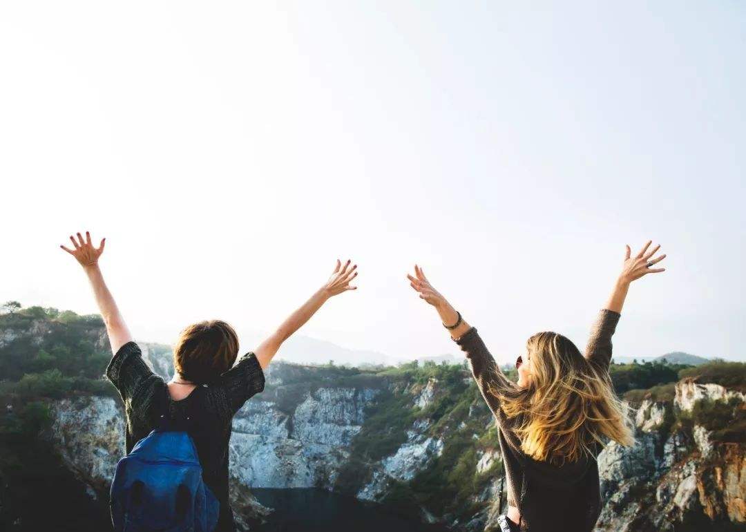 女生在旅行中提出与异性好友同住