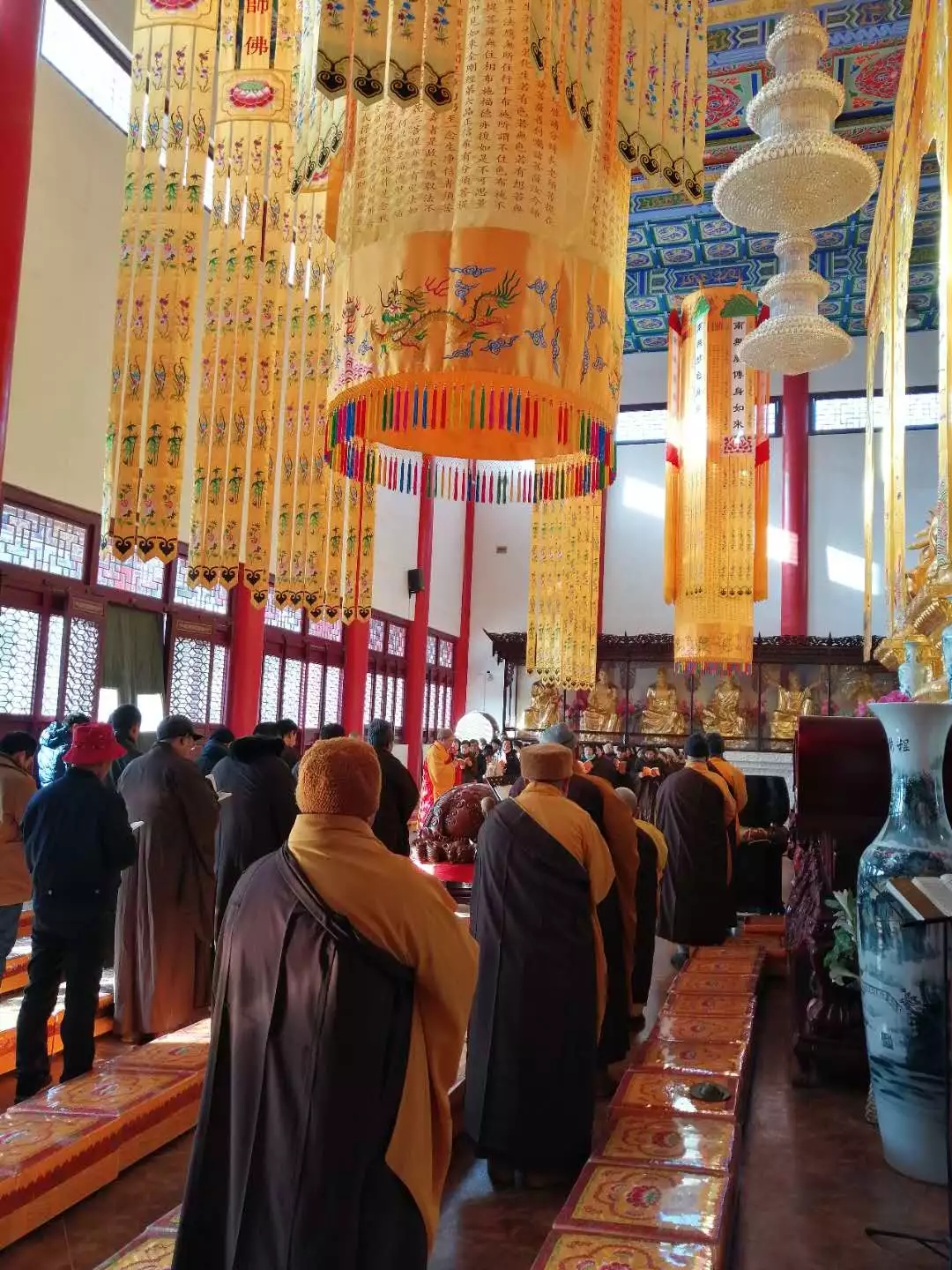 春节去寺院拜哪尊佛菩萨比较好?如何烧香祈福才正确?