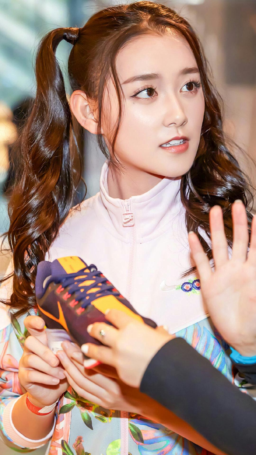 蒋依依中戏报到,穿搭清新甜美,被网友称赞是新一届的中戏校花!