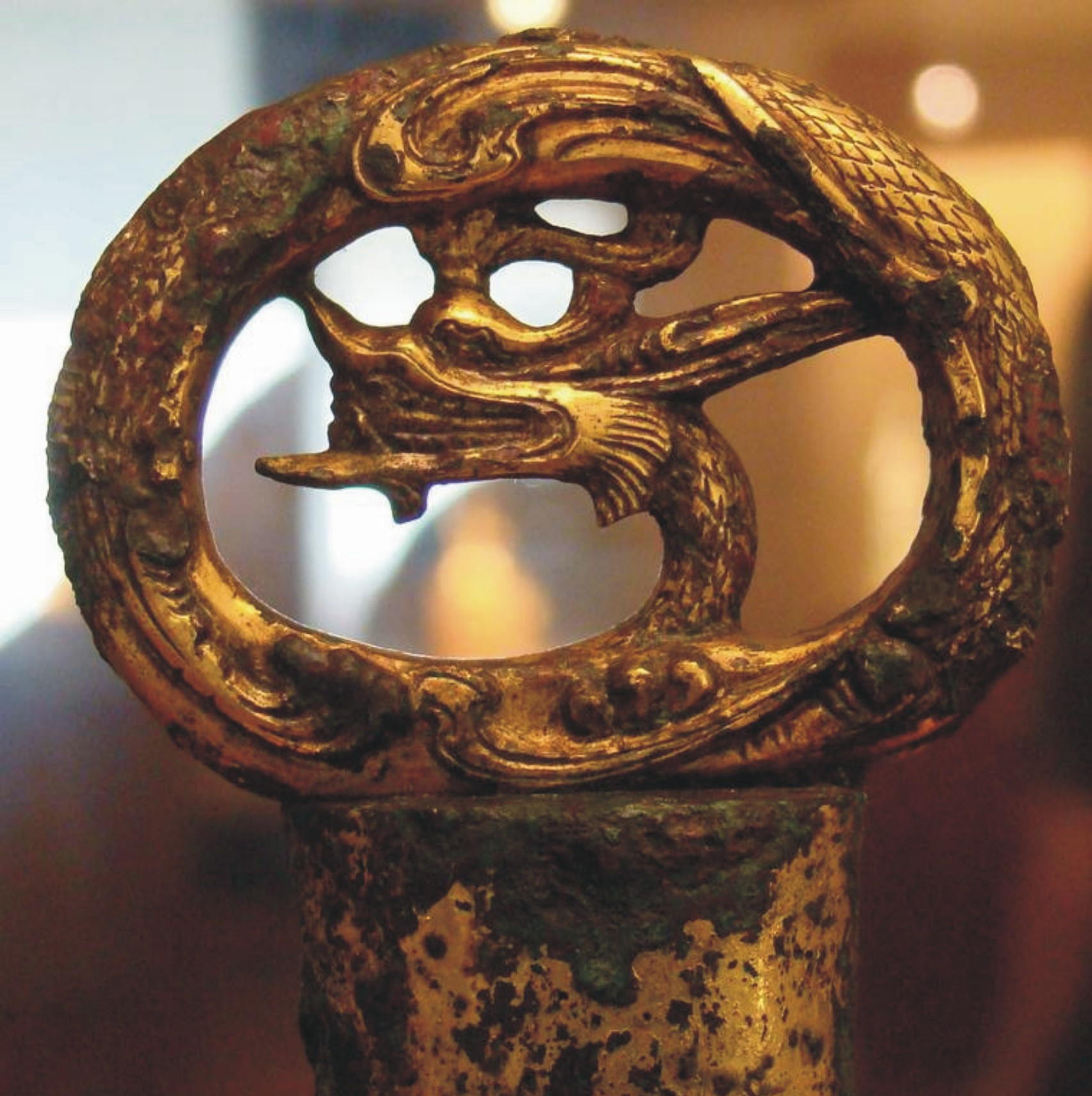 仪刀多龙凤环首,用作皇室的象征,并用金银加以装饰