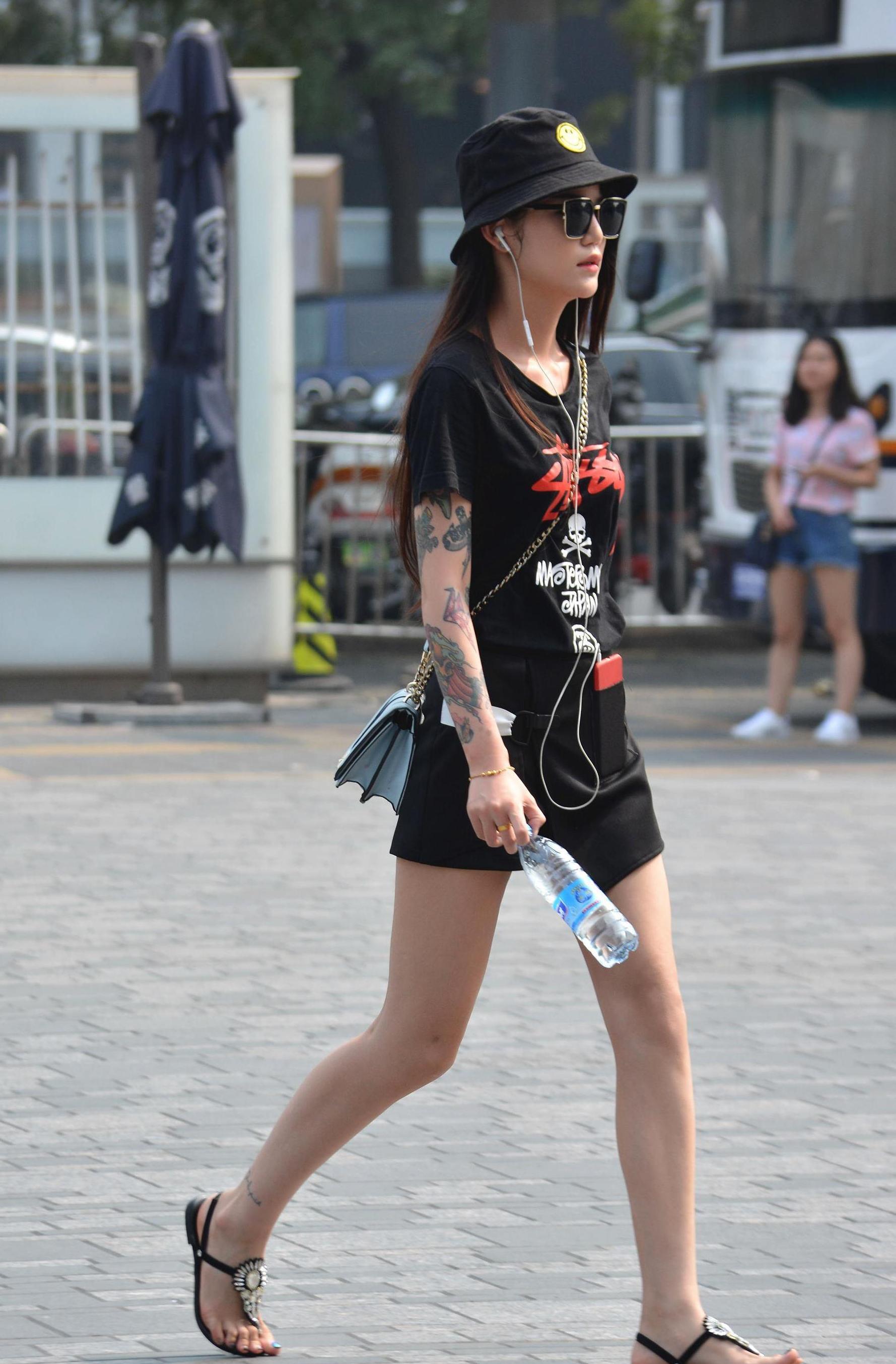 花臂少女穿黑色上衣,干净脱俗,彰显邻家妹妹般的气息.