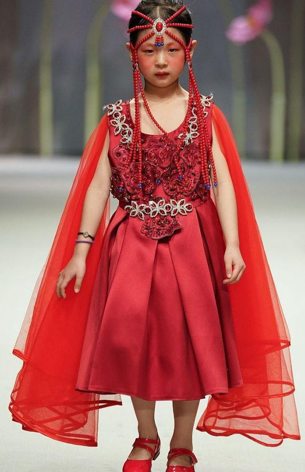 00后小学生惊艳t台秀:藏袍公主,沙漠新娘,高原红脸蛋太可爱!