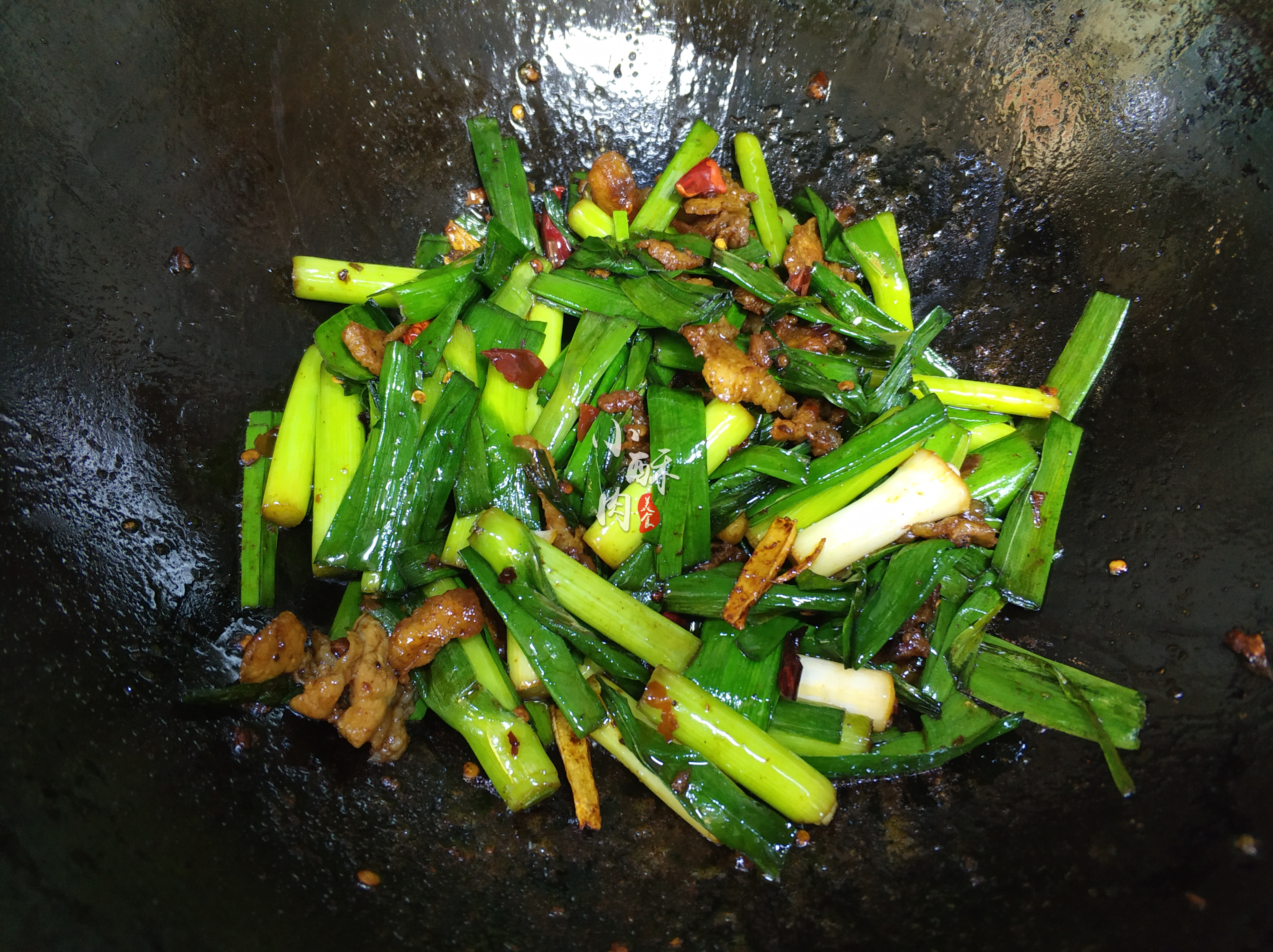 我家炒蒜苗从来不放盐,只需加这两样东西,蒜苗又香又入味