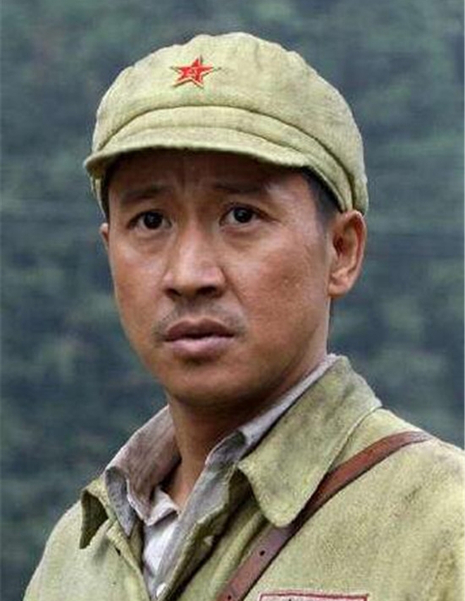 幽默可亲的东北腔,在2006年热播剧《士兵突击》中扮演钢七连连长高城