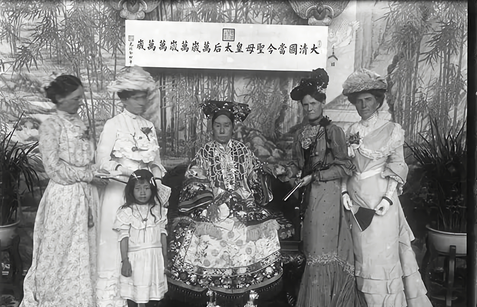 慈禧,隆裕皇后,德龄,容龄等泛舟中海