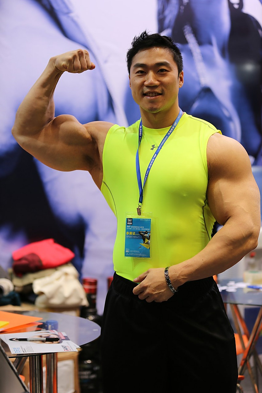 椰树创意带货遭冷遇,肌肉猛男吸引围观却难以提升销售