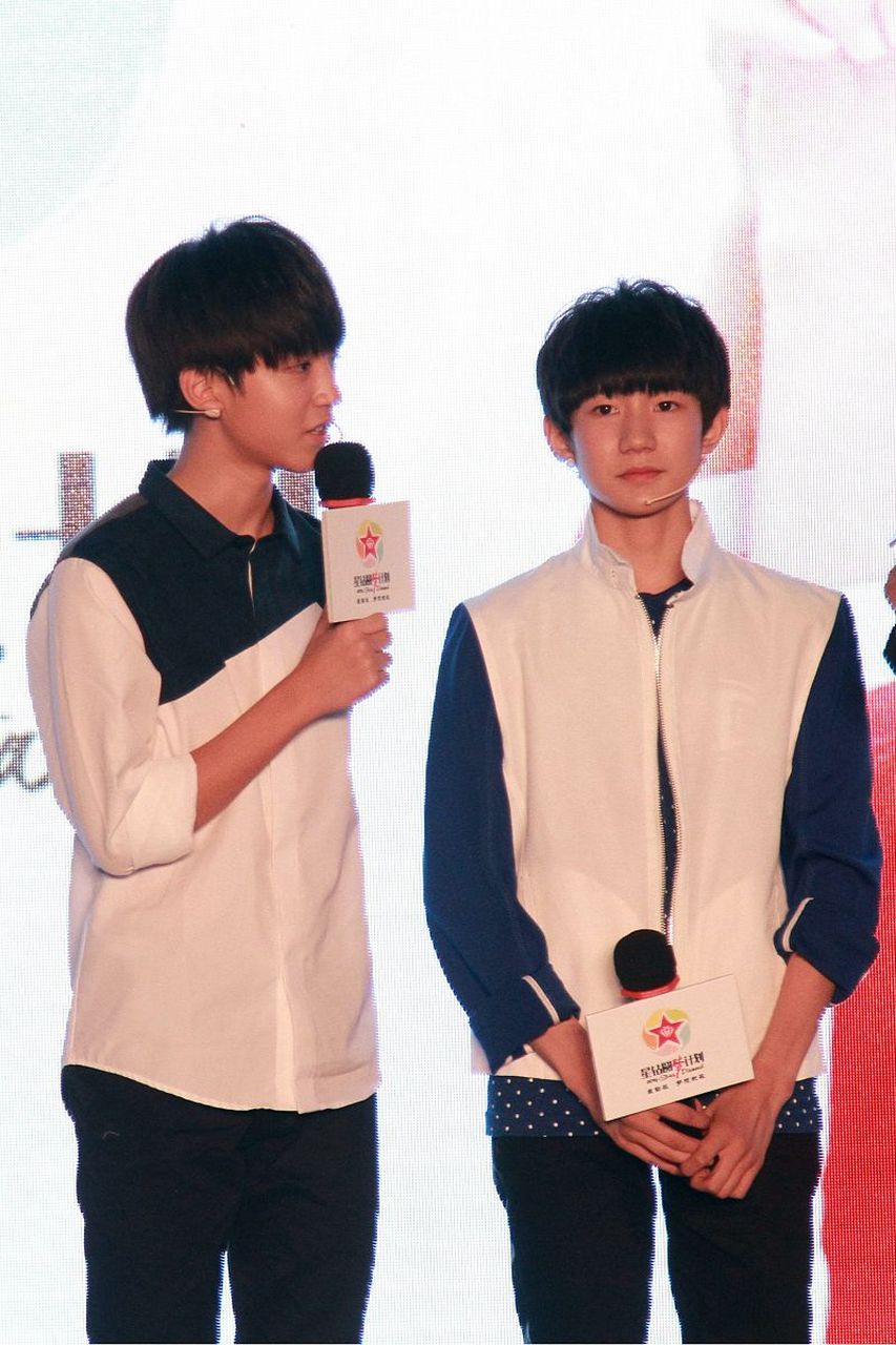 最近王源在重庆开演唱会,有不少粉丝跑到王俊凯家的奶茶店去买奶茶