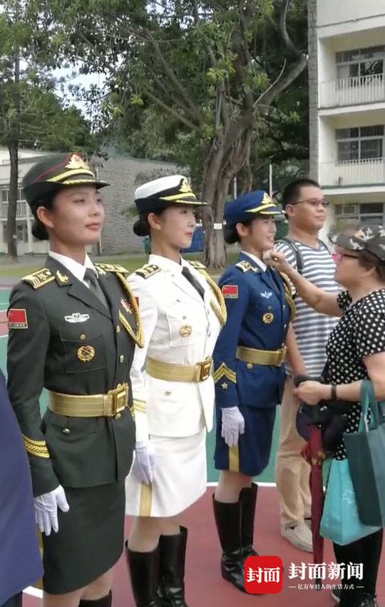 超暖!驻港部队女兵站军姿 香港市民悉心为她们擦汗