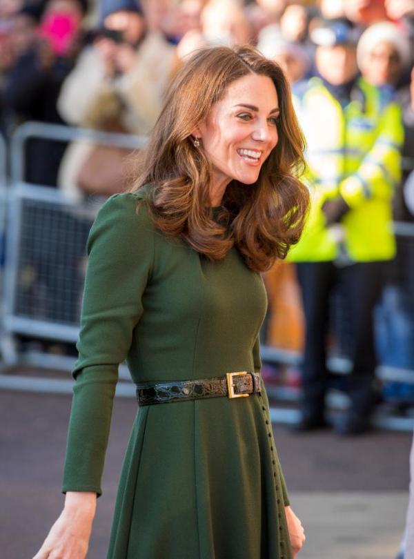 英国伦敦,凯特王妃访问家庭慈善机构,一袭墨绿色连衣裙明艳动人