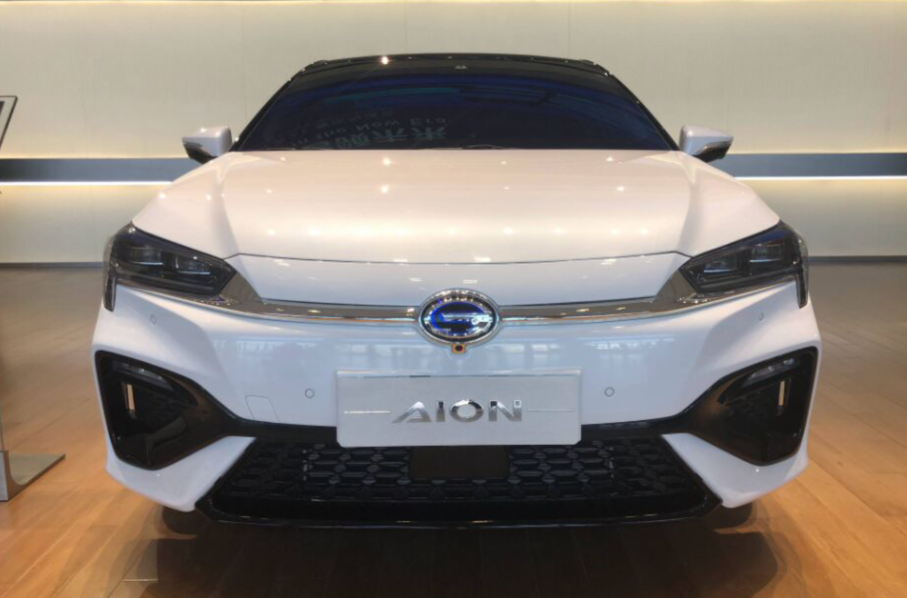 首台传祺纯电动轿车aion亮相,神似丰田凯美瑞,续航达500公里!