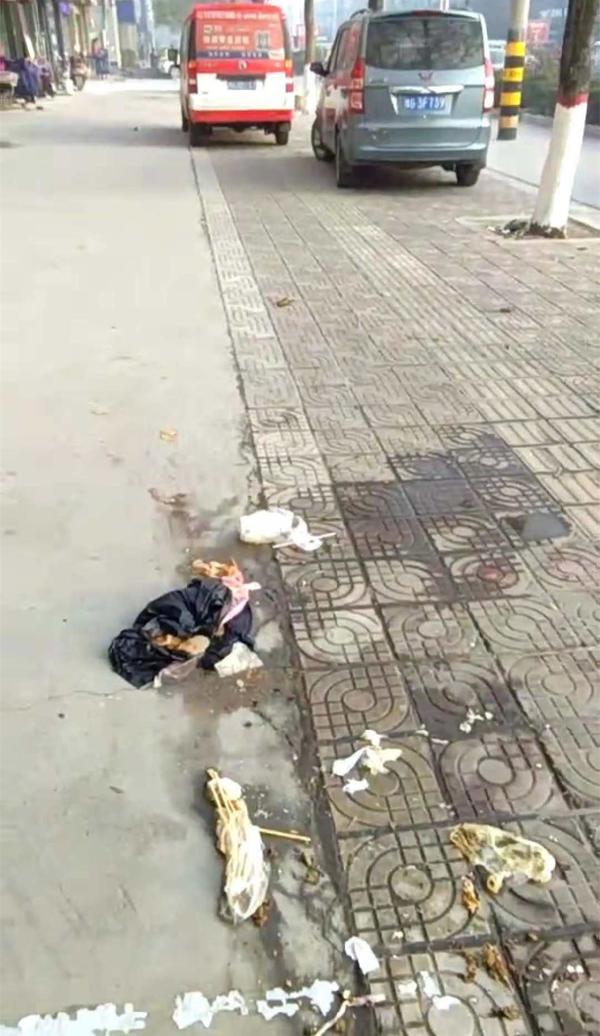 楼上高空扔垃圾两年难寻 楼下一片狼藉商户无奈装监控 抓到现行