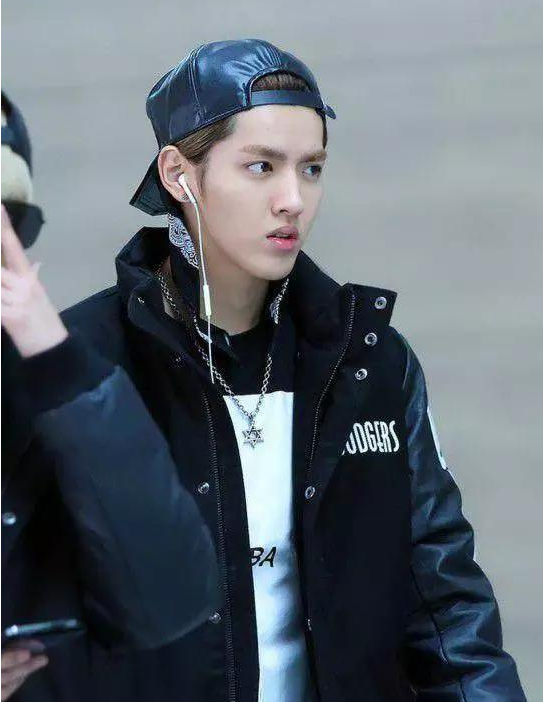 男星反戴帽,吴亦凡嘻哈,鹿晗清纯可爱,李易峰俏皮