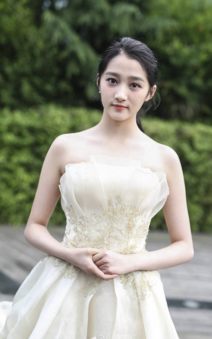 童星出道的关晓彤长大后出落得更加亭亭玉立,让不少人感到欣慰!