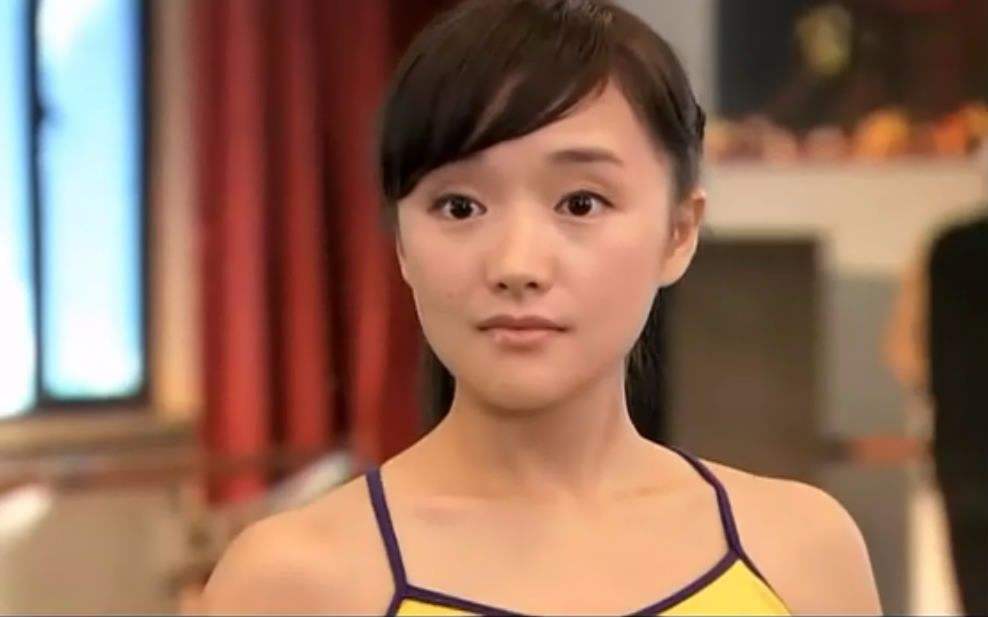 13年前输给张嘉倪,20岁演小魔仙走红后,入戏11年不能自拔