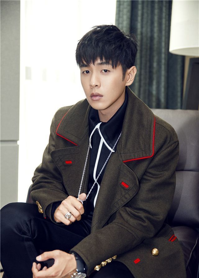 星二代张若昀拍写真大片 不拼爹照样帅你一脸