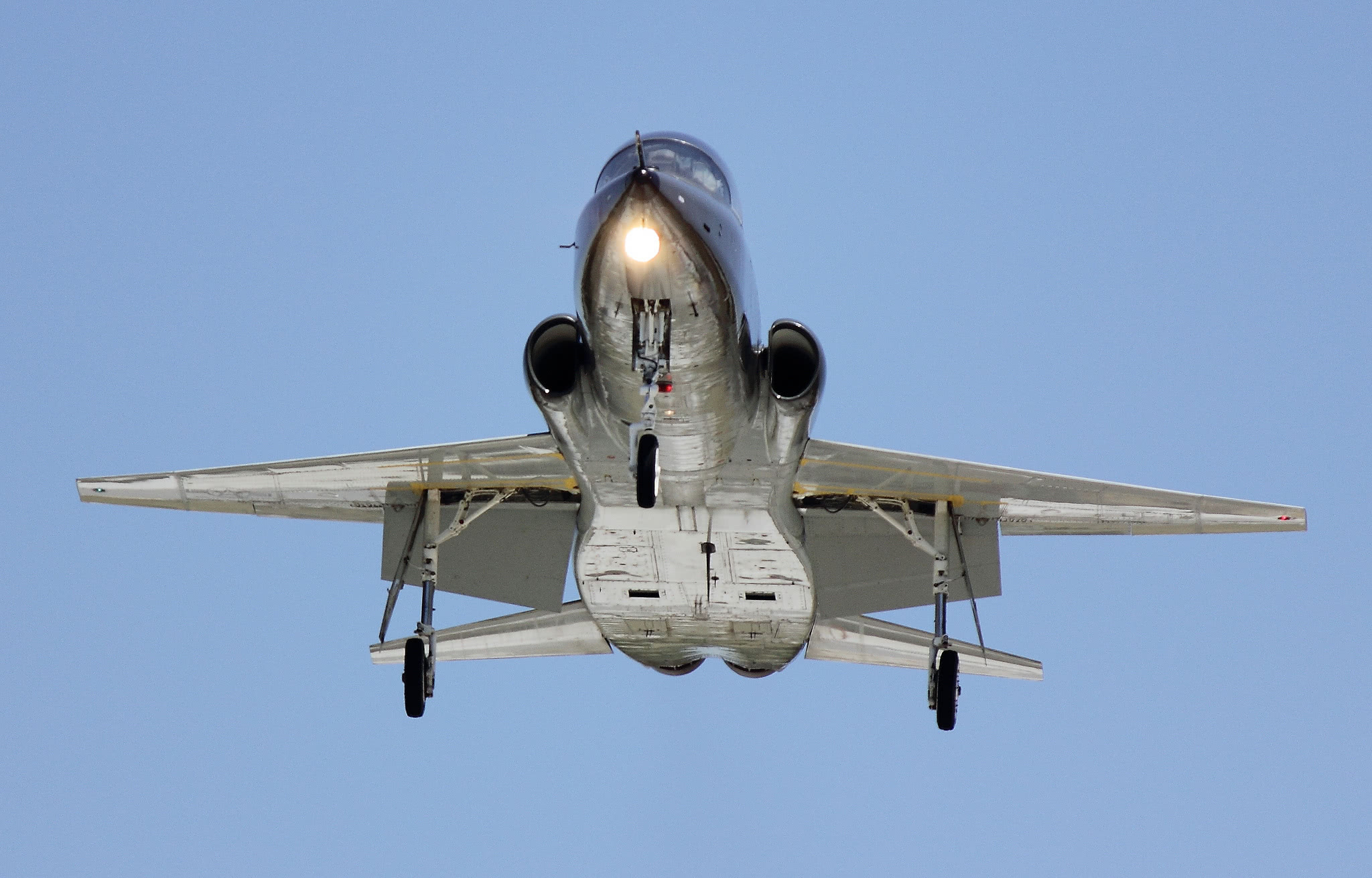 一年已摔5架:美军t-38教练机再次坠毁 致一死一伤