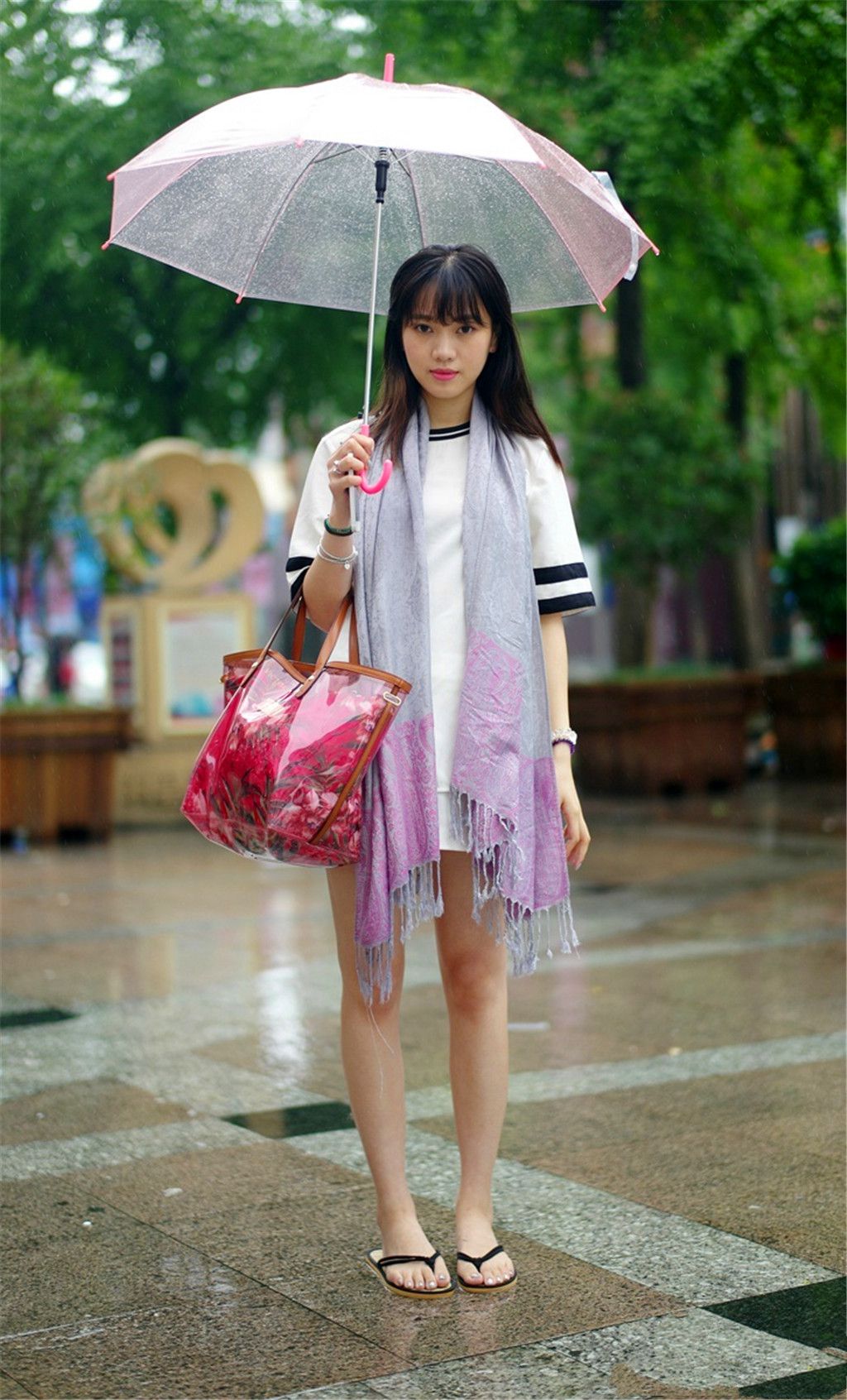 这位米右患た顃恤,搭配简单休闲的人字拖,短袖是白色的,领口和袖口