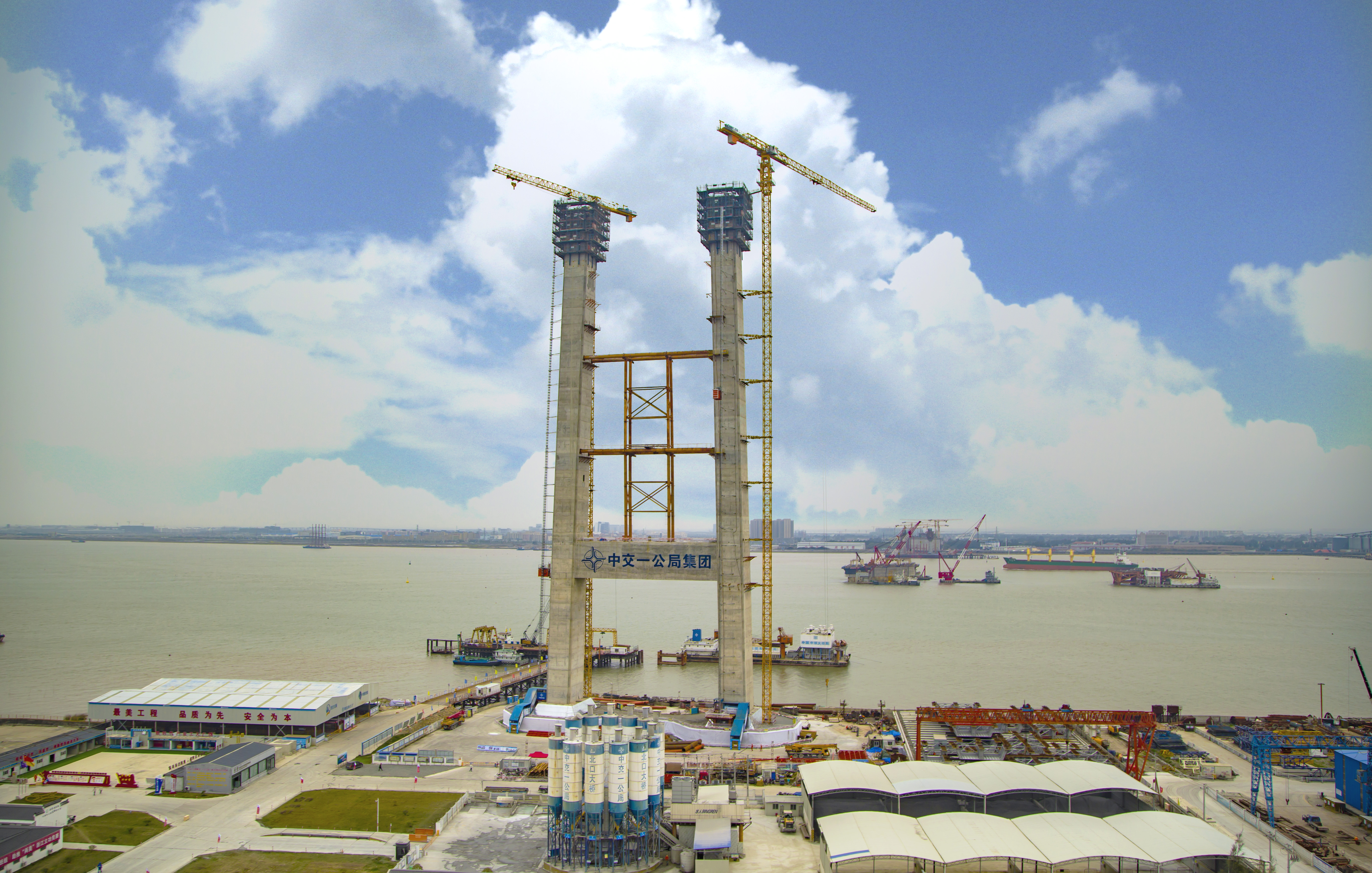 震撼!攻克三大施工难题 中联重科塔机参建浙江瓯江北口大桥
