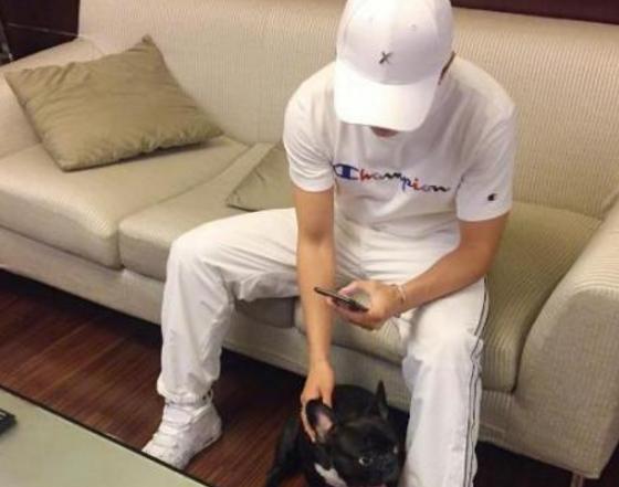 参观张哲瀚住的豪宅,家里设计也太普通了,墙上只有涂白漆