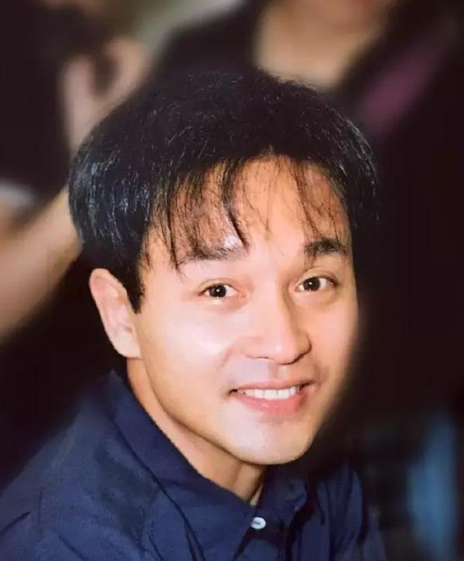 公交车司机撞脸"张国荣"!百分之九十神似!网友:"轮回"了?