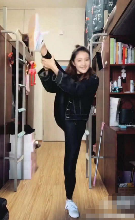 小姐姐宿舍比劈叉走红,本以为一群王者,网友:没想到混进个青铜