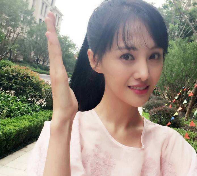 郑爽最新美颜自拍上线!加了滤镜,这还是本人吗?认不出来了