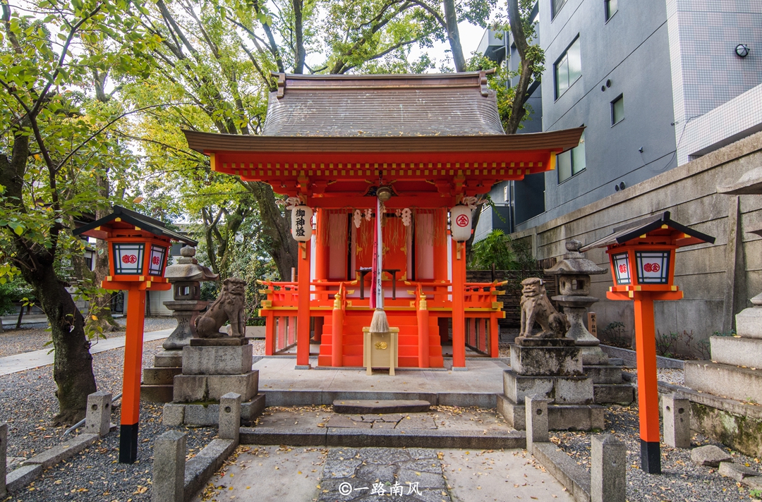 红色,黑色和白色是庙宇的主基调,这也是很多日本神社的传统风格.