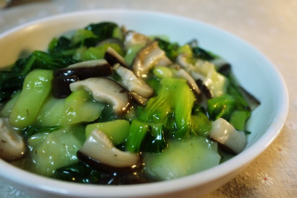 纯绿色搭配的:小白菜烧香菇,味道非常的新鲜,又简单易学