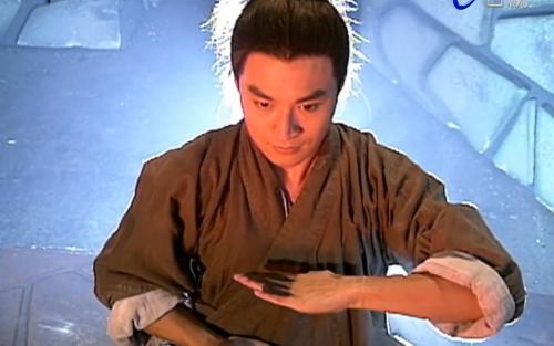 了这样经典的桥段,而且还不少,我们都知道张无忌学习的内功是九阳神功