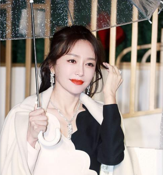 当范冰冰遇上秦岚,一个动作看出差别,网友:她才是真女神!