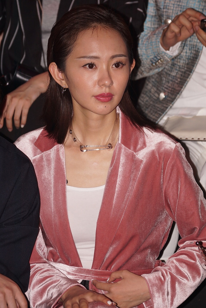 孙耀琦这两天热度比较高,是因为她在微博吐槽说在航班上遇到了某四字