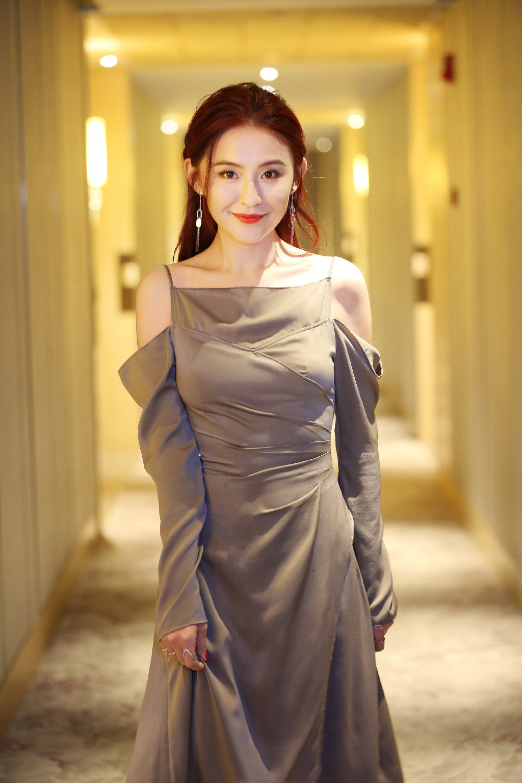 同为新疆女明星命运却不同,热巴火到一线,最后的她虽