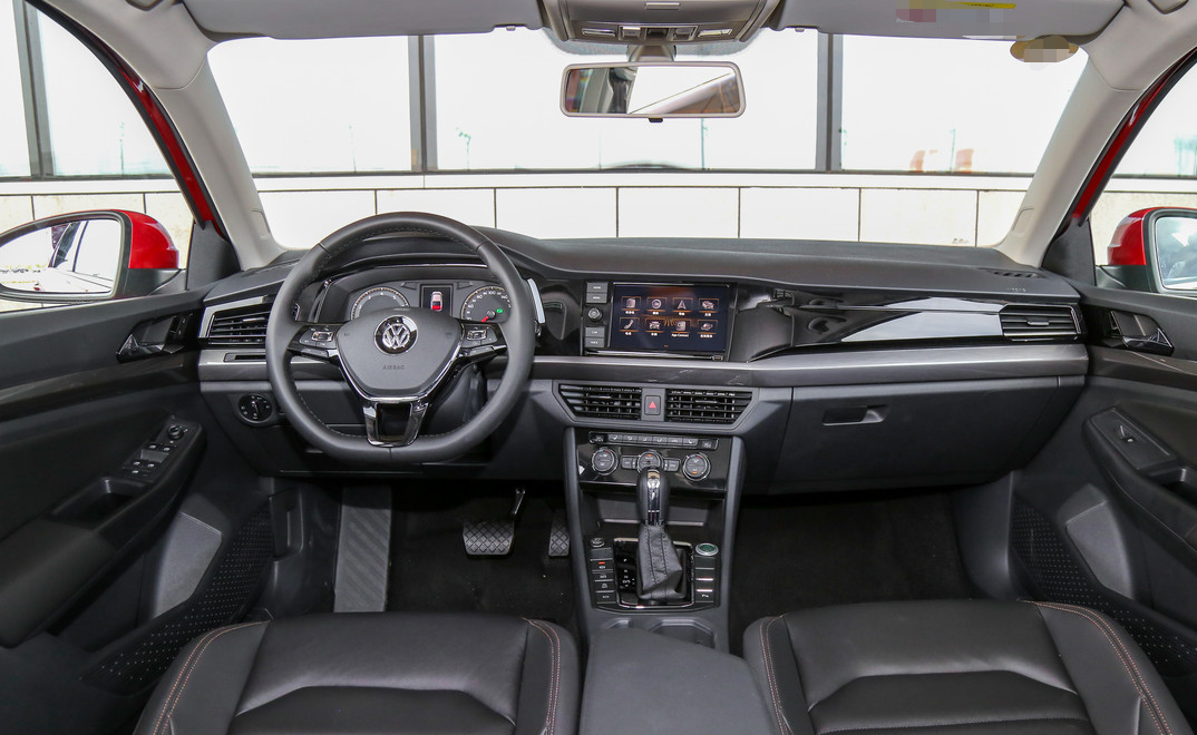 这台大众宝来的中控台算是最完美的了,操作上手很容易,其次,这台车上