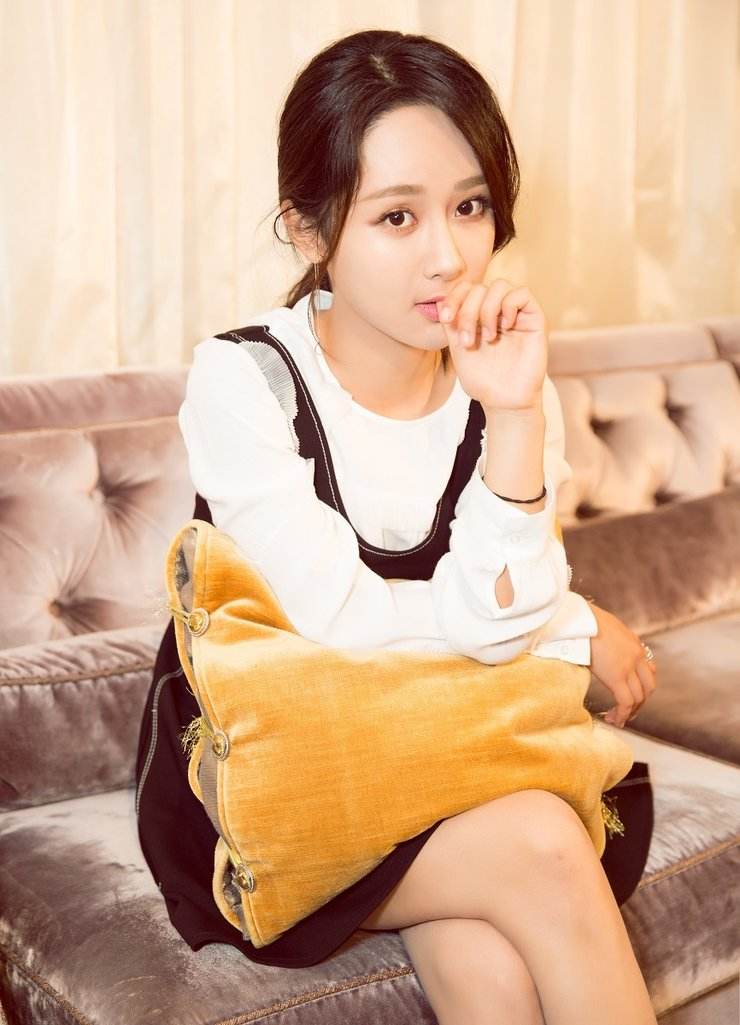 曾经在金鹰奖上格外卖力的杨紫粉丝之所以对华鼎奖的态度如此佛系,是