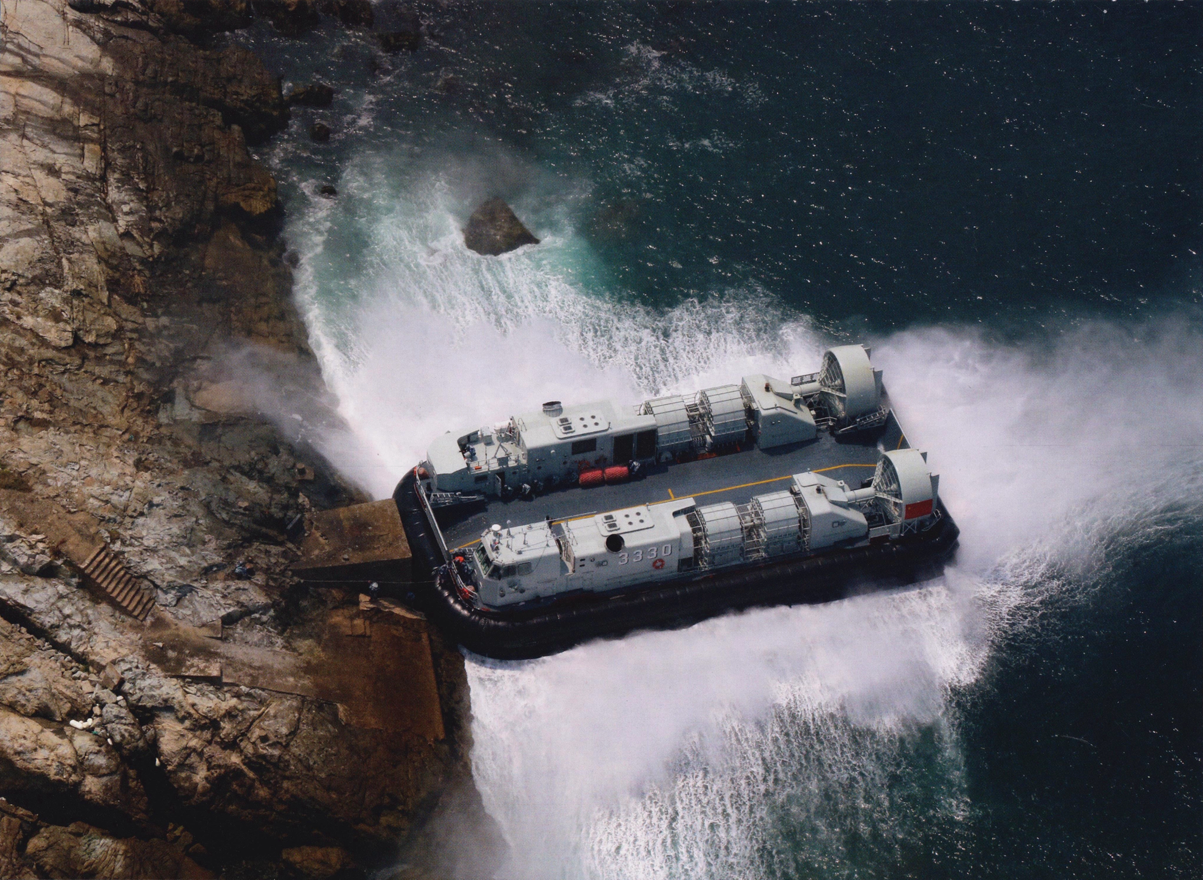 726型气垫登陆艇仅一挺机枪防身?像野牛一样武装到牙齿没必要