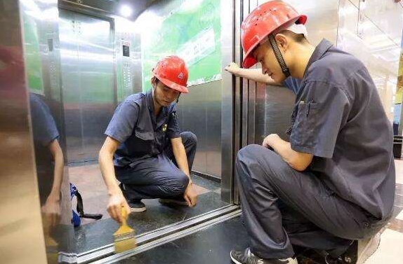 多人配合维修电梯时,要做到思想集中,相互之间有呼有应,做好配合工作