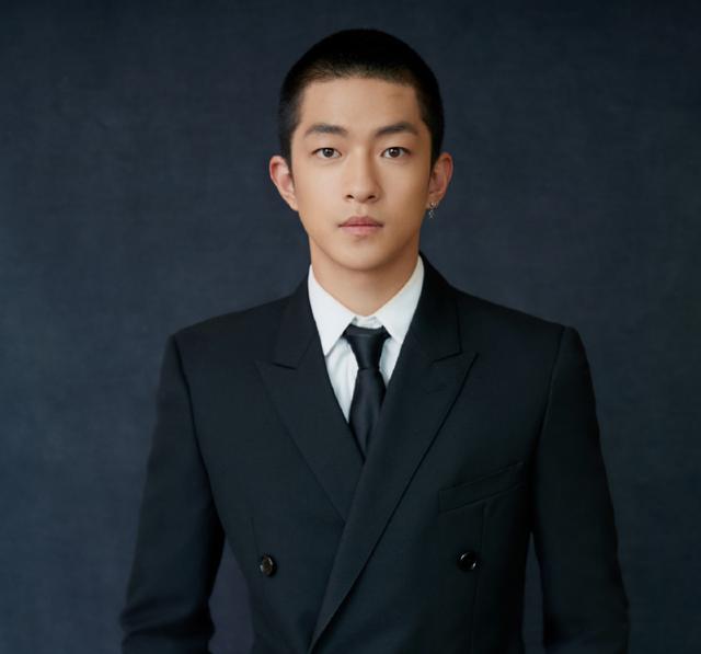 屈楚萧"寸头"发型帅气个性,搭配不同风格,潇洒又痞帅