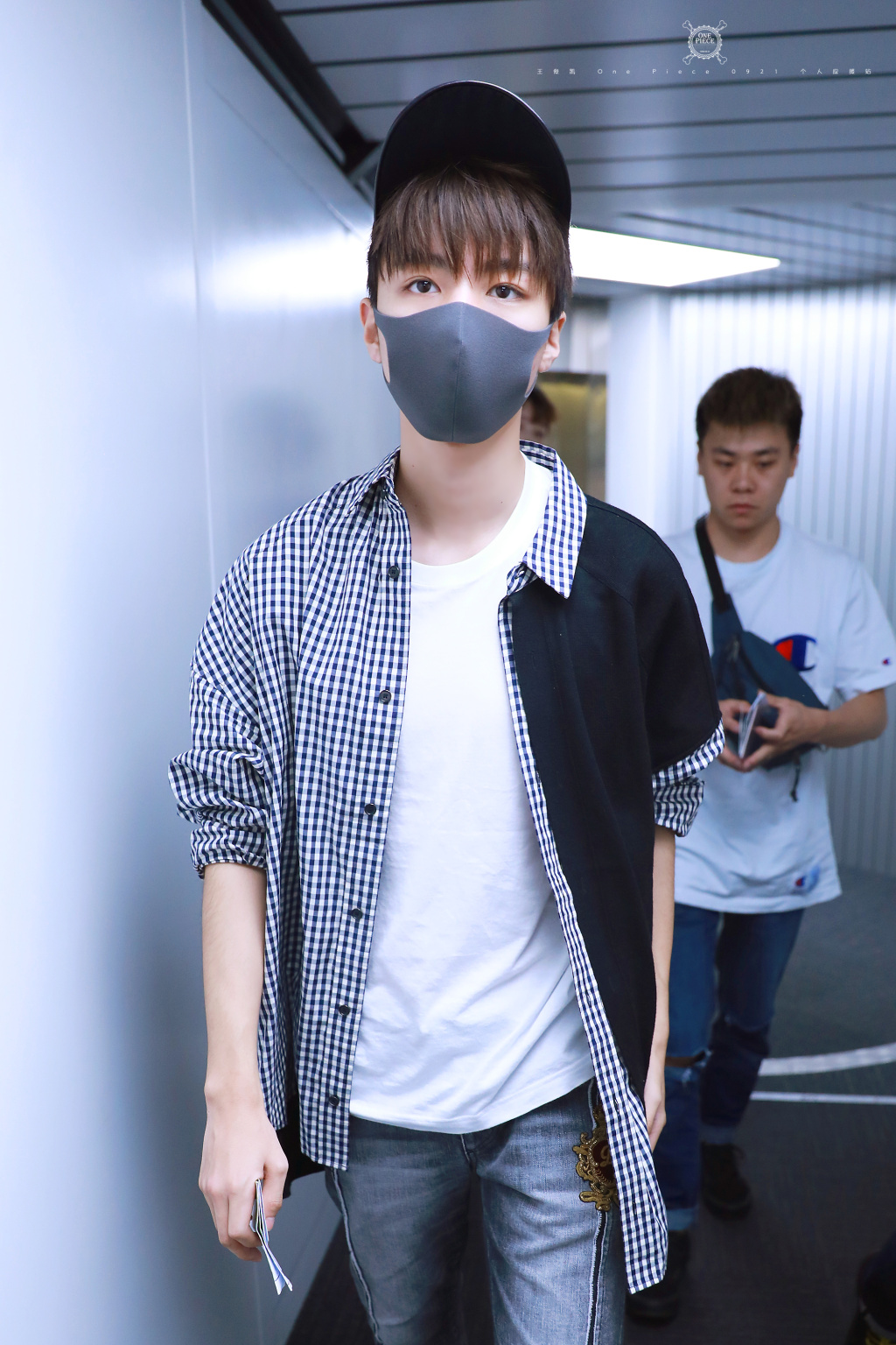 王俊凯现身台北机场结束台湾行程!私服清爽蓬勃似行走的风景线!