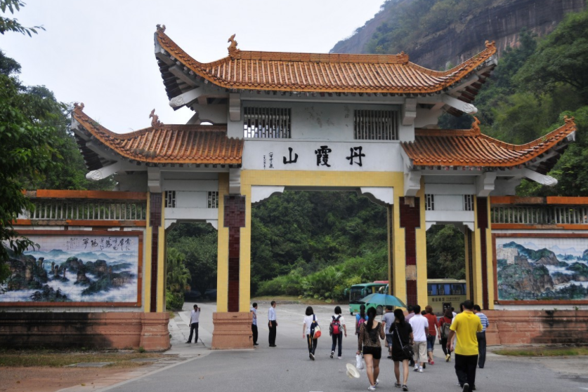 一处休闲旅游胜地丹霞山( 中国红石公园),位于广东省韶关市仁化县境内