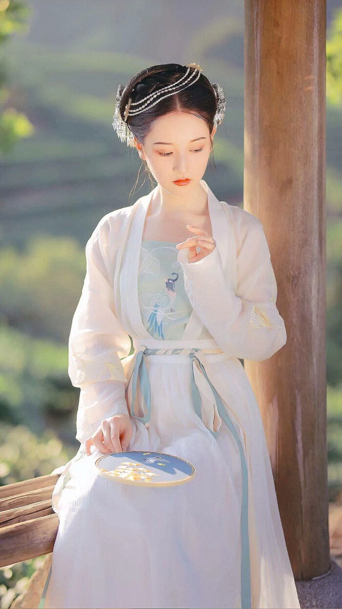女配:穿成白莲花女配,为了躲男主她使劲作妖,却被大佬一眼相中