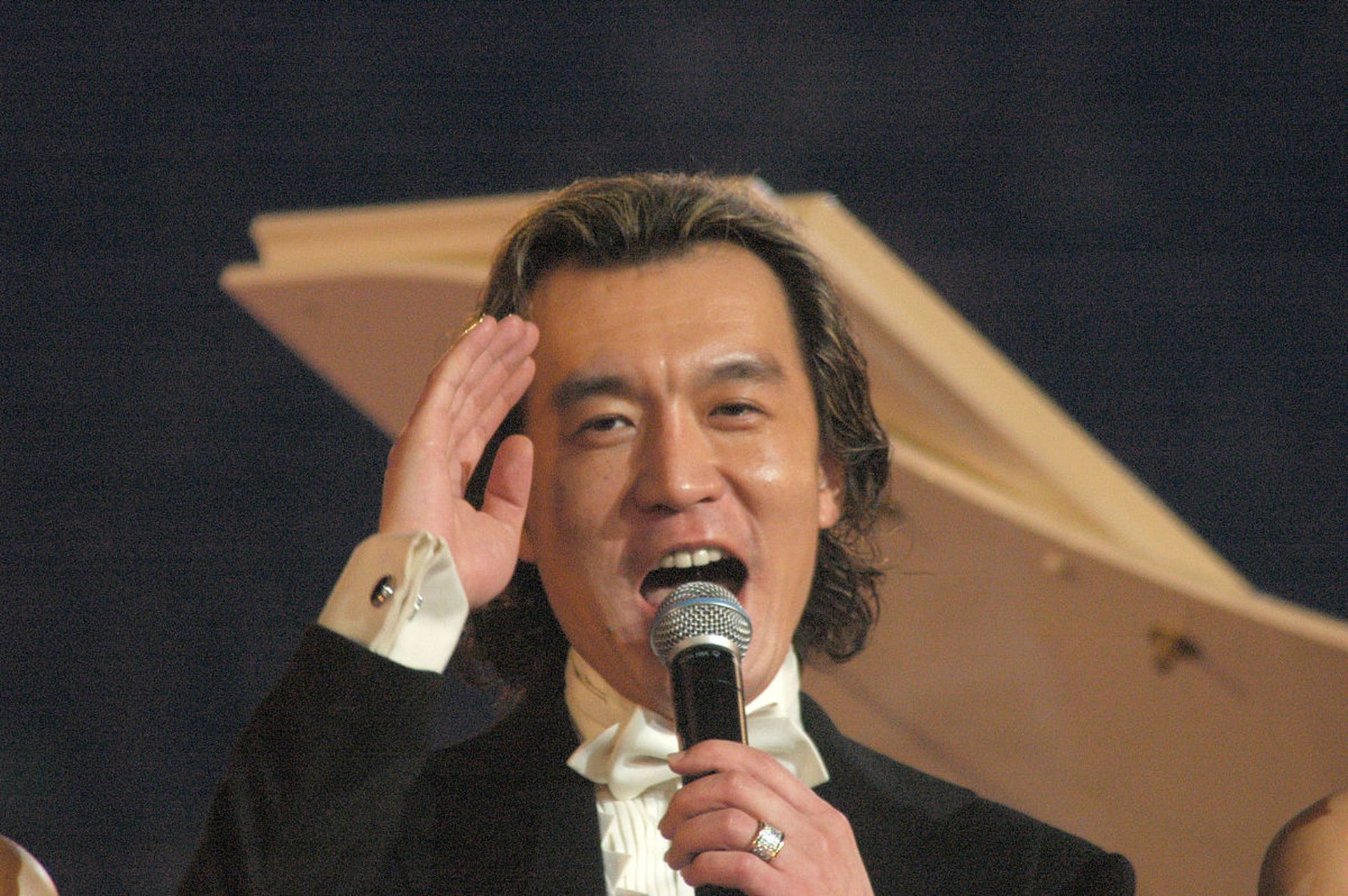 "央视主持人李咏临终前留下了遗嘱,2亿财产一分都没留给妻子哈文,全给