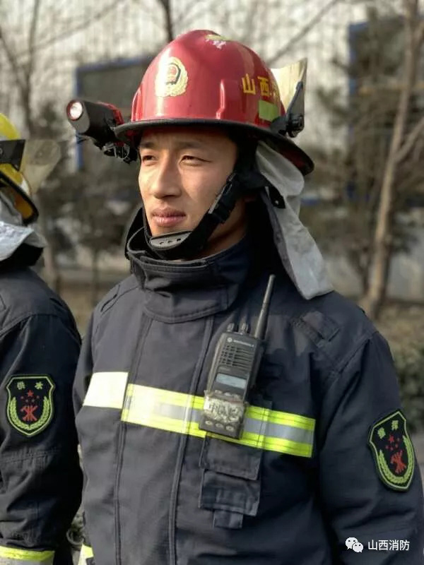 这天早晨,年仅28岁的山西太谷县消防中队指挥员张辉带领消防员出警中