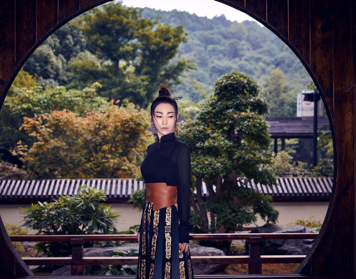 章子怡嫂子殷旭古装大片,侠女风范,中式之美