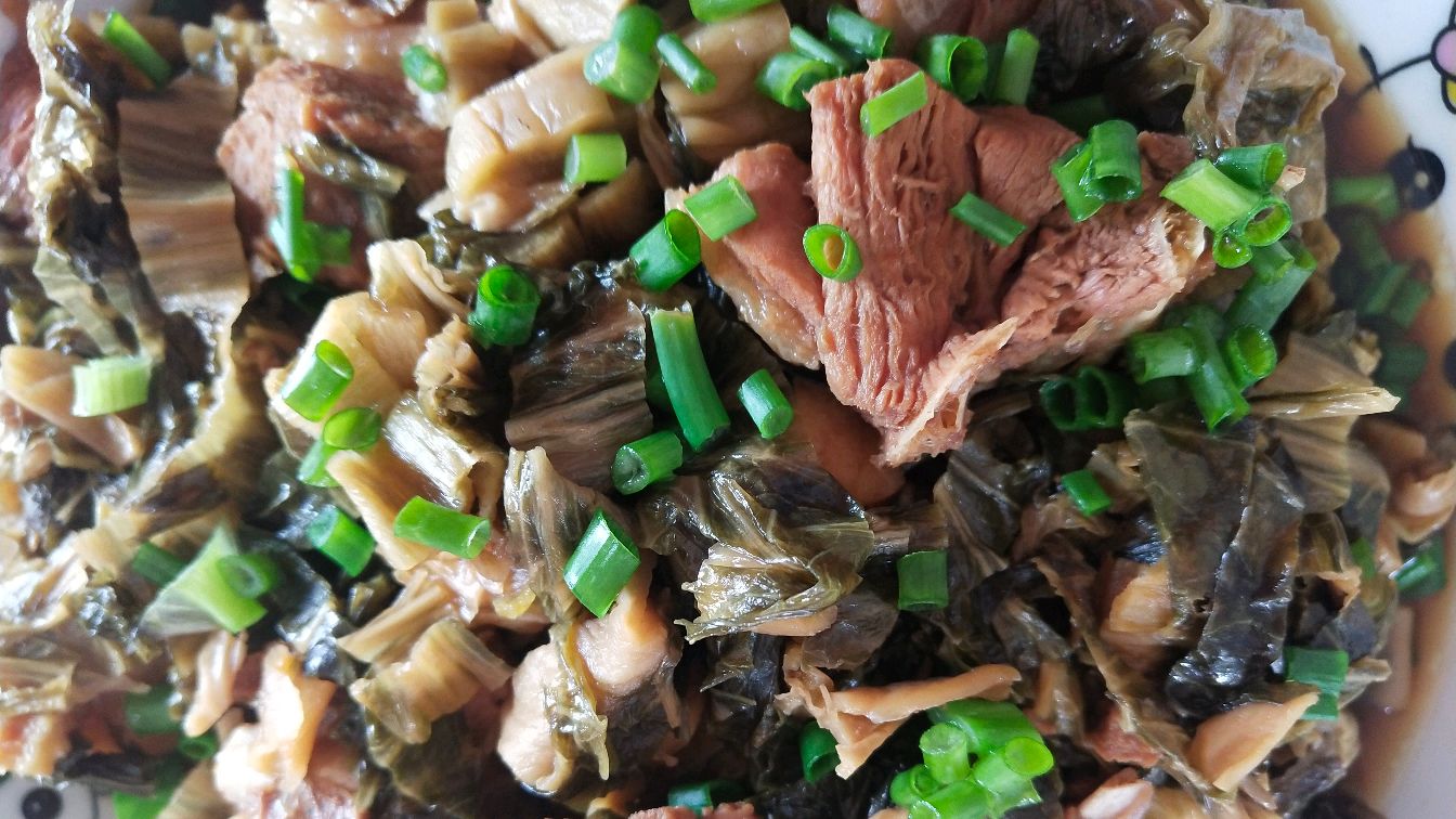 吃惯了梅菜扣肉,尝尝梅菜鸭也不错,满屋子香气,饭都多吃几碗