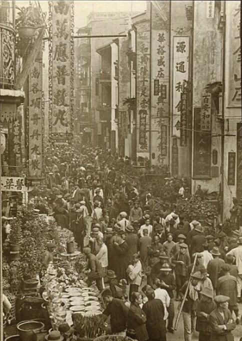 香港民国时期老照片:皇后大道十分繁华,华人渔船齐聚避风塘