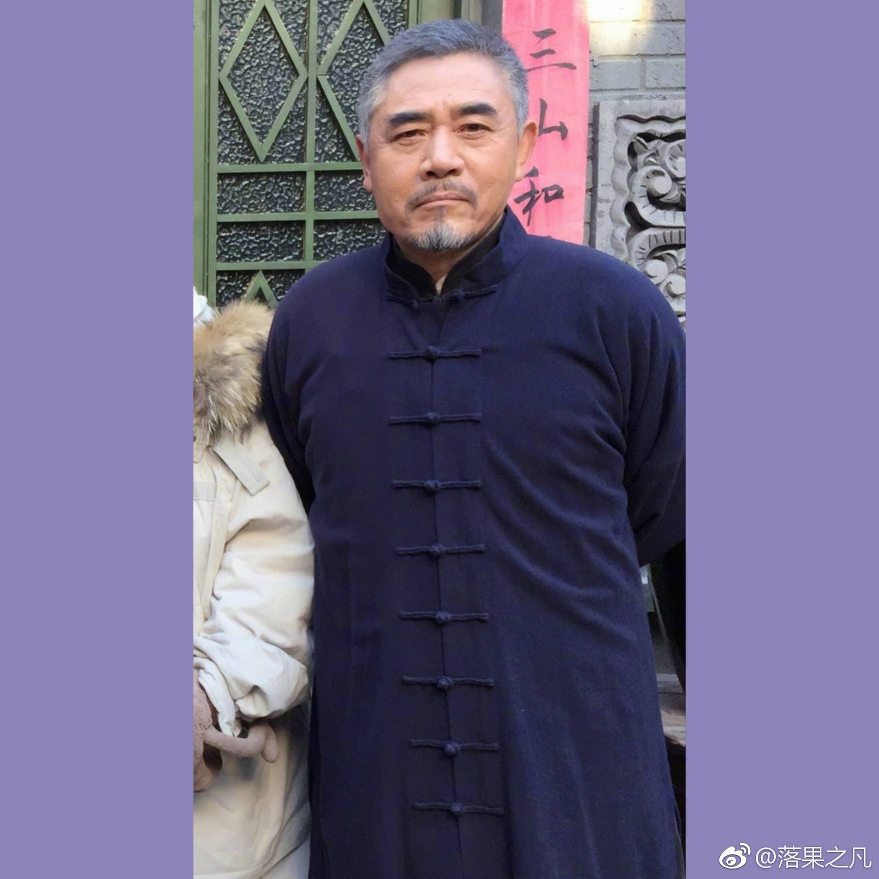 62岁陈宝国近照,满头白发但精神抖擞,儿子陈月末至今火不起来