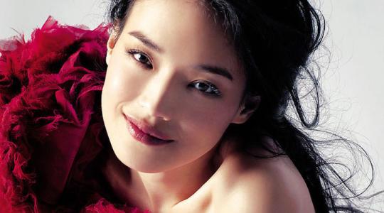 如今的她却成了一代性感女神,大嘴和丰唇也成了她美丽的标志