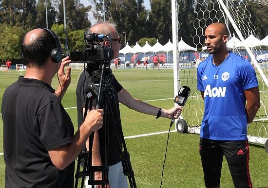 穆帅称引进1人是为送走另1将,媒曝曼联盯上莱万